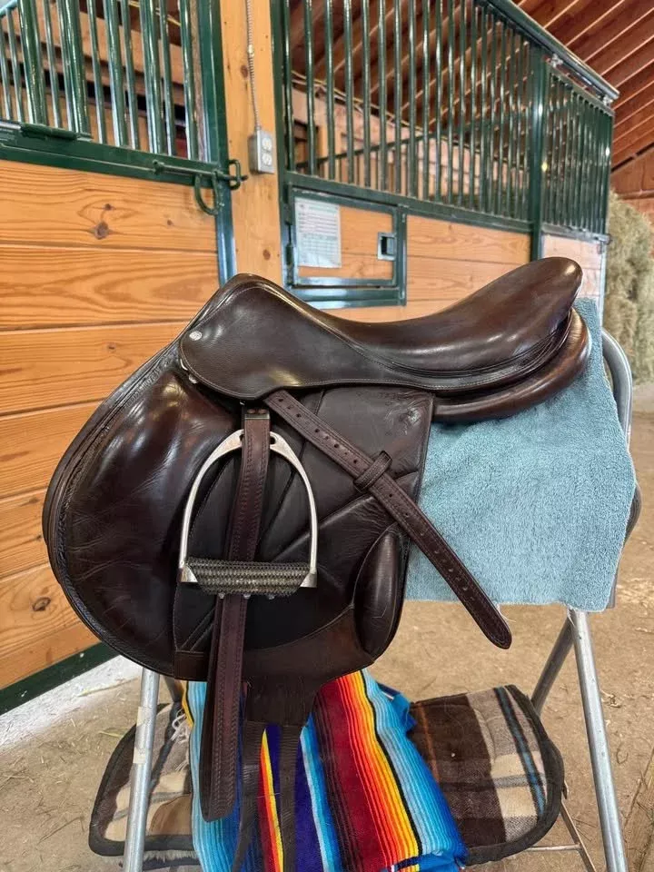 17.5" monoflap Voltaire Lexington jump saddle