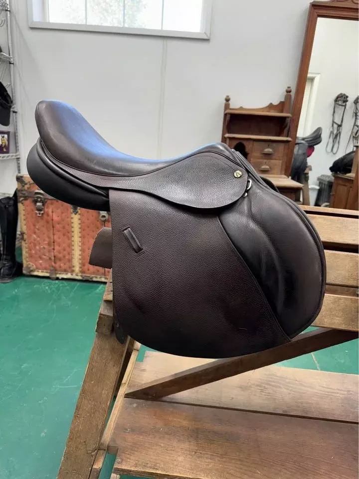 18" medium wide Ideal Jump Saddle
