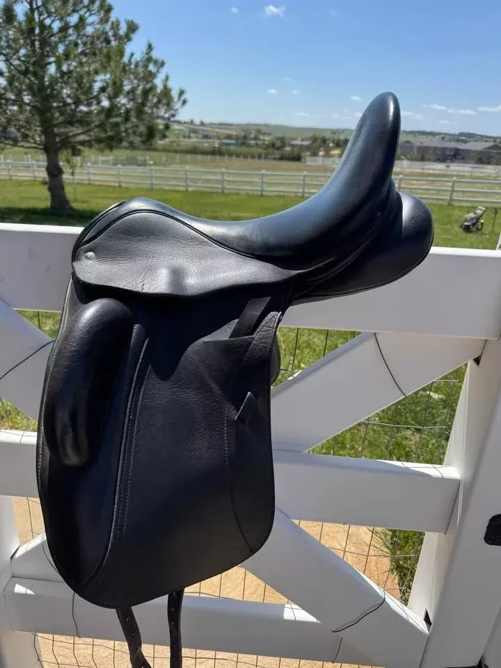19" Custom Saddlery Omni monoflap dressage saddle, wide tree