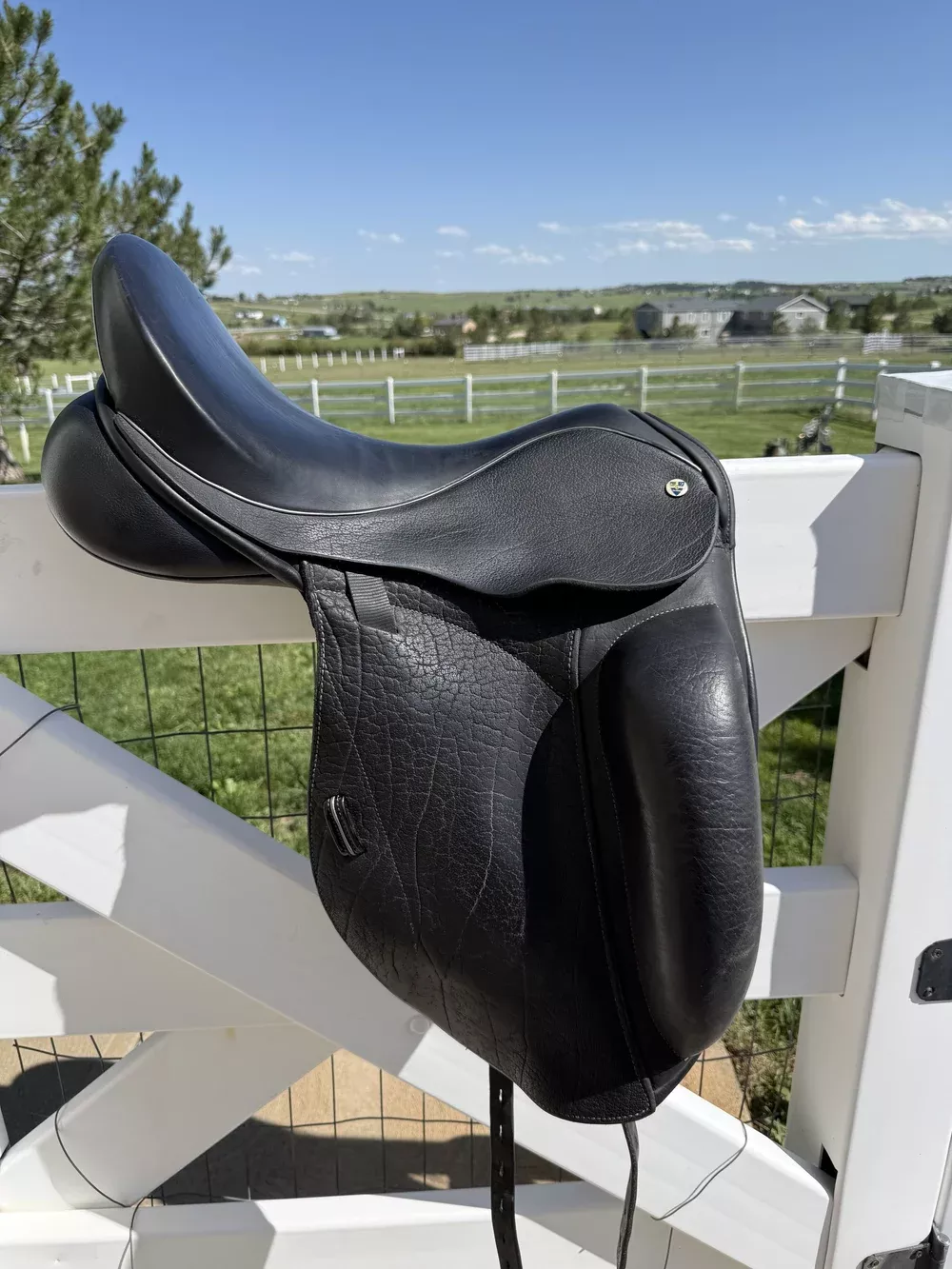used N2 dressage saddle, monoflap 17.5"